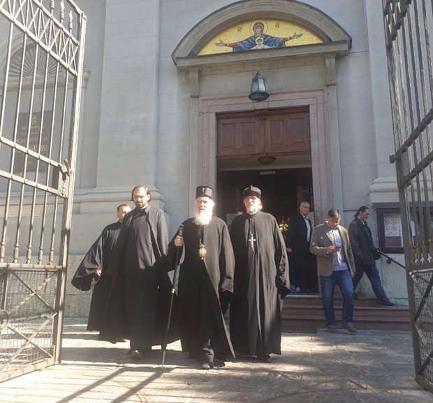 ПРВЕ ФОТОГРАФИЈЕ ПОСЛЕ КРАЋЕ БОЛЕСТИ: Иринеј на литургији у Саборној цркви (ФОТО)